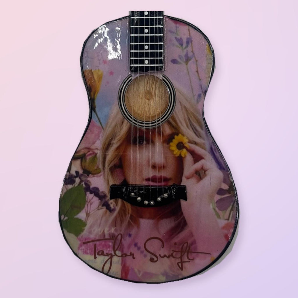 Мини китара Taylor Swift — флорален портрет със стойка и гравиране по избор — снимка 6