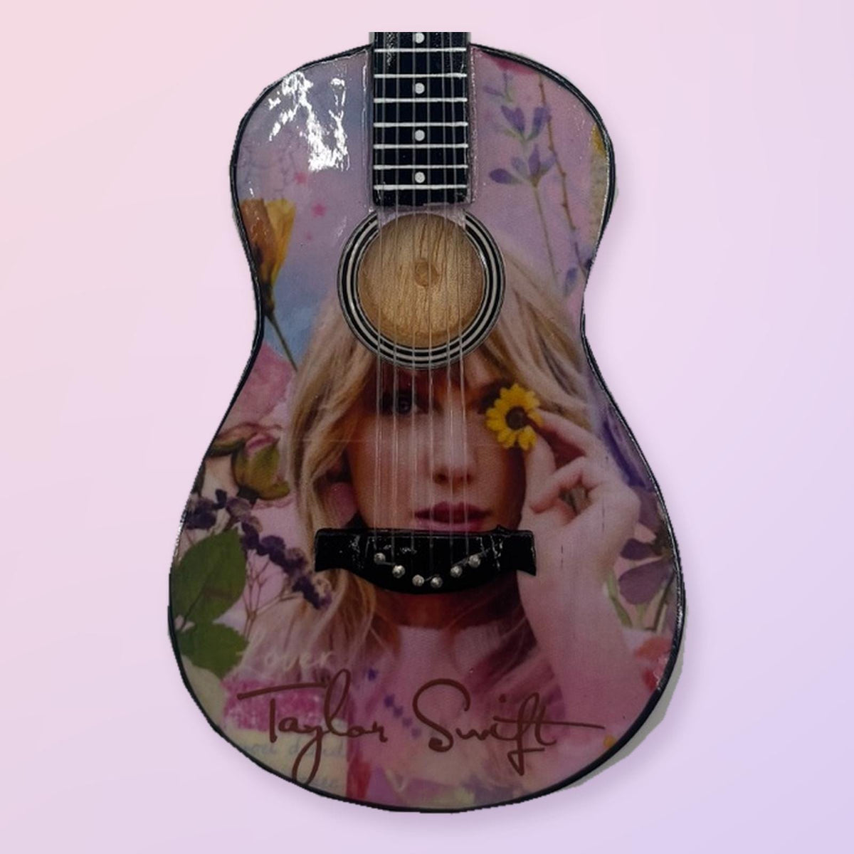 Мини китара Taylor Swift — флорален портрет със стойка и гравиране по избор — снимка 6